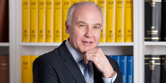 Dr. Roland Simon - Abogado especializado en derecho bancario y del mercado de capitales